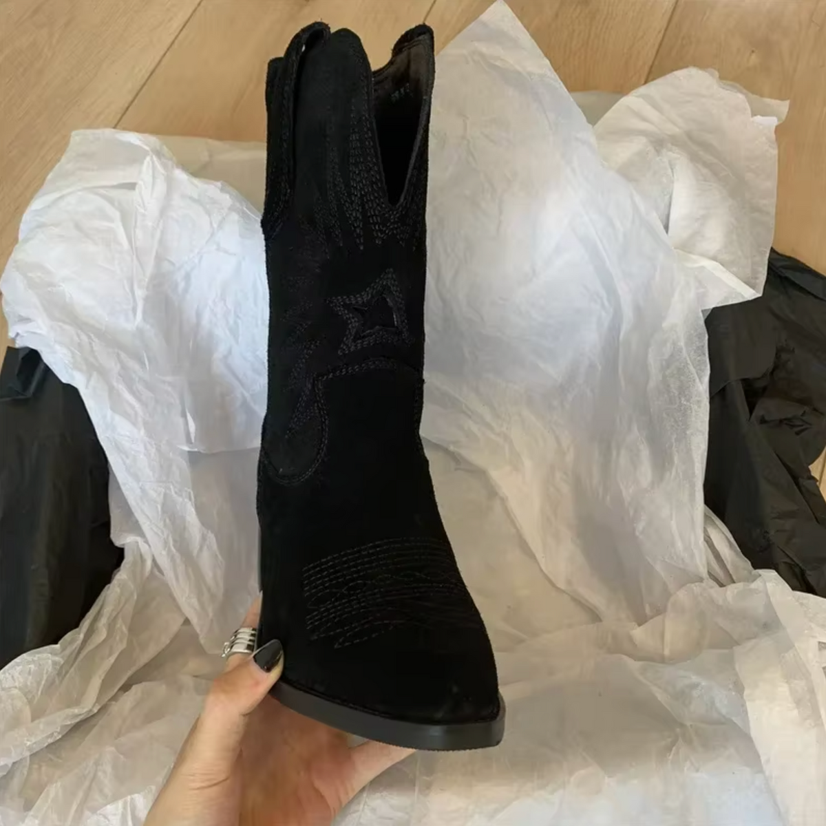 Jailyn – Bottes au style rétro avec détails brodés