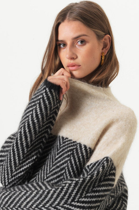 Alicha – Pull à col montant au style doux